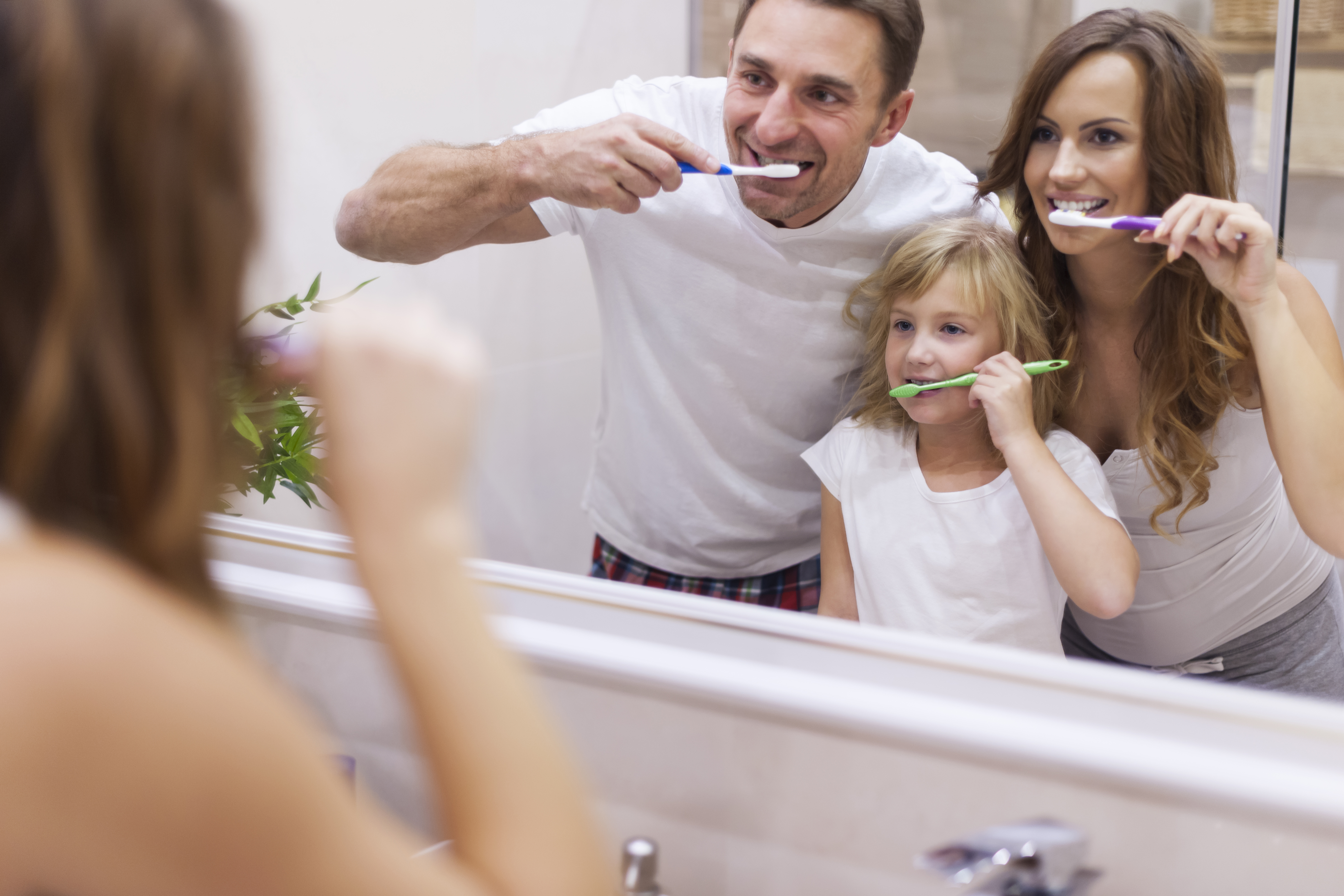 Чистим зубы перед сном. Чистим зубы!. Чистые зубы. Семья с зубными щетками. Гигиена полости рта семья.